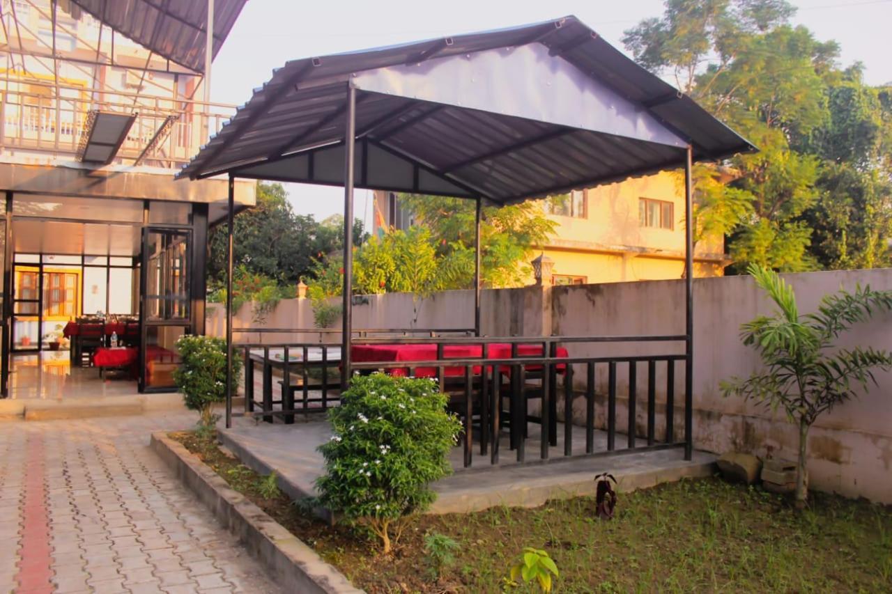 Hotel Flycatcher Chitwan- A Jungle Safari Home Sauraha Exterior photo